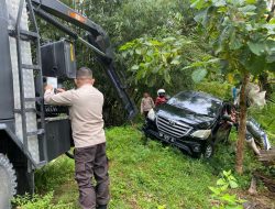 Samapta Polda Gorontalo Sigap Evakuasi Mobil Terperosok di Kelurahan Buladu