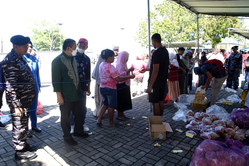 TNI Angkatan Laut Gorontalo Gelar Pasar Murah Ramadan