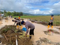 Tim SAR Brimob Dikerahkan Lakukan Evakuasi Banjir di Gorut