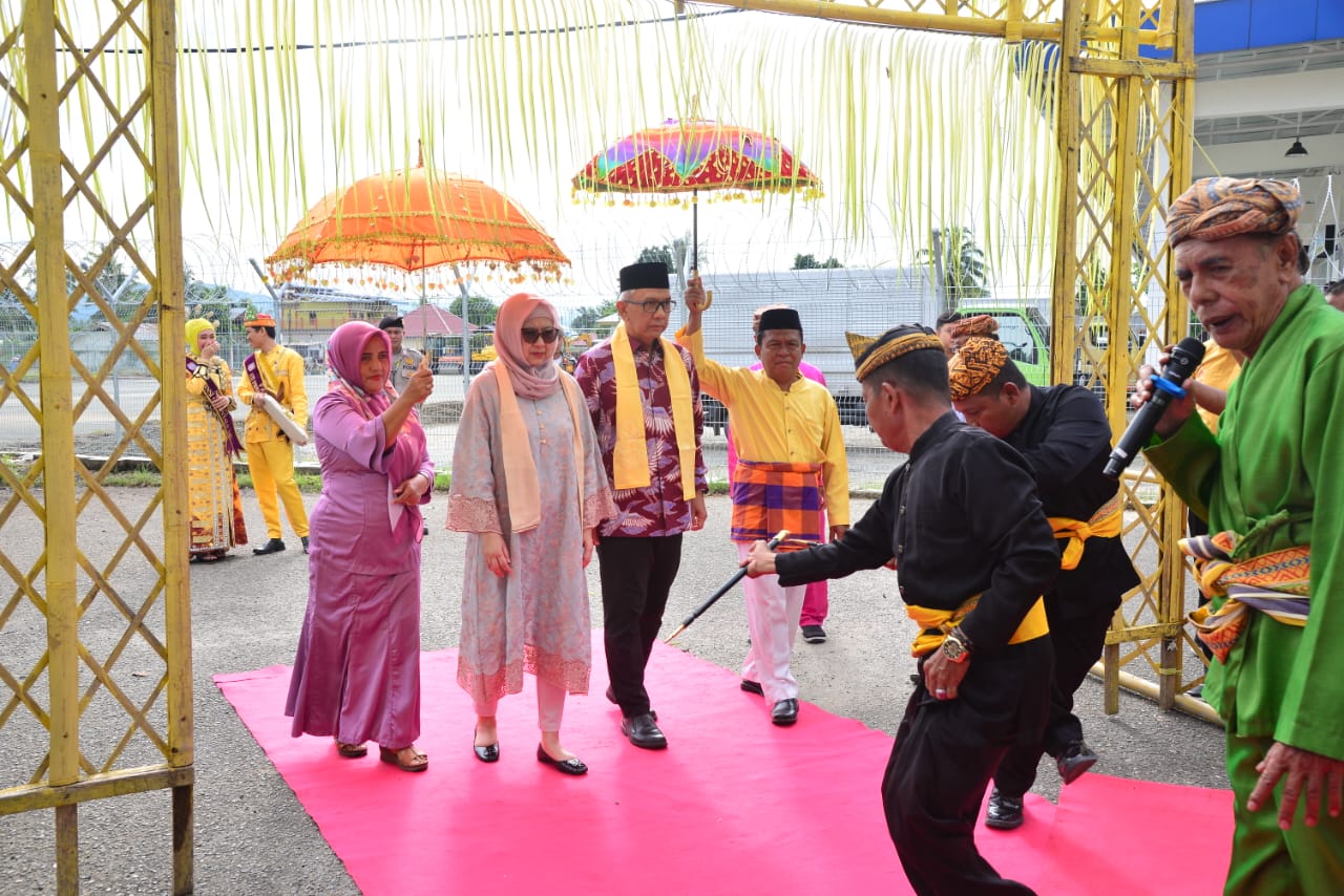 Gubernur Rudy Salahuddin Tiba di Gorontalo