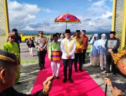 Menteri Kesehatan RI Disambut Adat Mopotilolo Saat Kunker ke Gorontalo