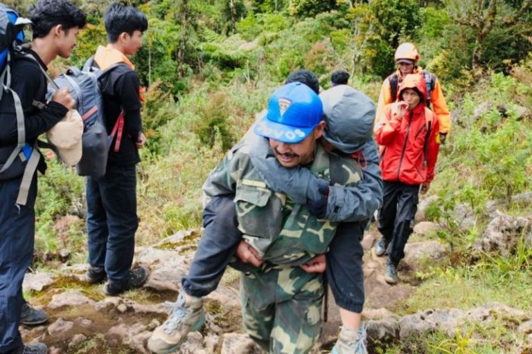 Alami Hipotermia Pendaki Perempuan Gunung Bawakareng Dievakuasi Tim