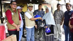 Pj Wali Kota Gorontalo Serahkan Bantuan Bagi Warga Korban Longsor di  Kelurahan Tenda