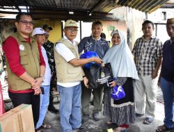 Pj Wali Kota Gorontalo Serahkan Bantuan Bagi Warga Korban Longsor di  Kelurahan Tenda