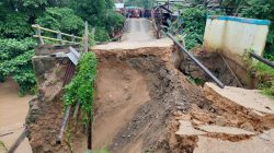 Jembatan Penghubung Pulubala Ambruk