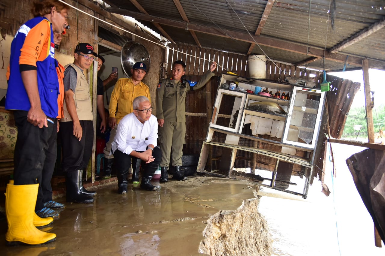 PJ Gubernur Kunjungi Korban Banjir di Kelurahan Bugis