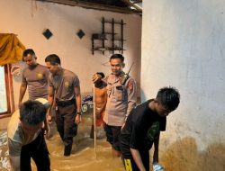 Sat Samapta Polresta Gorontalo Kota Bantu Warga Evakuasi Banjir