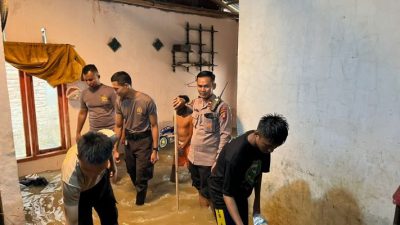 Polresta Gorontalo Kota Bantu Warga Evakuasi Banjir