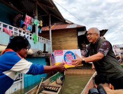 Pj Gubernur Gorontalo Berikan Bantuan Bagi Warga Terdampak Banjir di Desa Tabumela