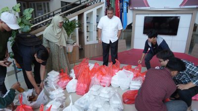 Crisis Center Universitas Negeri Gorontalo Bagikan 1000 Paket Makanan Untuk Korban Banjir