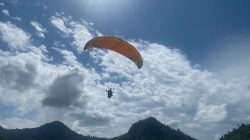 Pilot Paralayang Asal Rumania di HUT Ke-39 Desa Lomuli