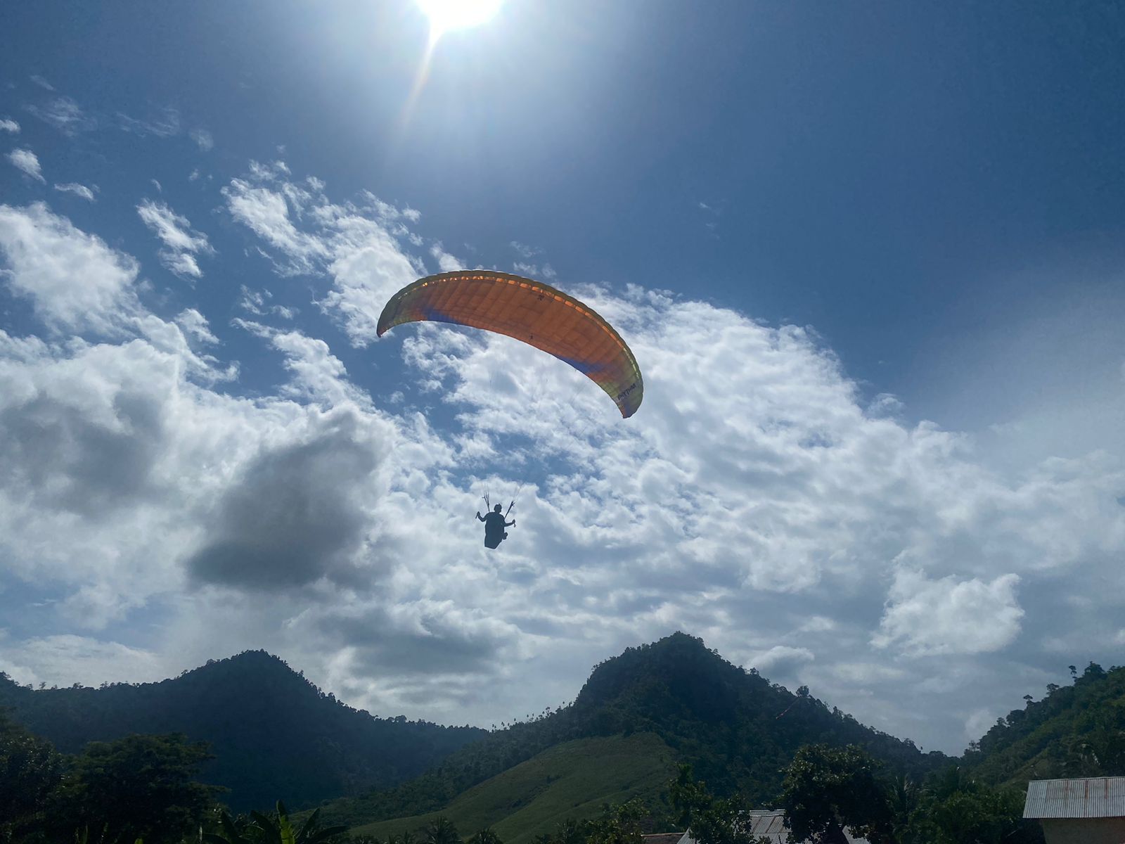 Pilot Paralayang Asal Rumania di HUT Ke-39 Desa Lomuli