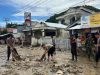 Polresta Gorontalo Kota Bantu Warga Bersihkan Lumpur Pasca Banjir Bandang Talumolo