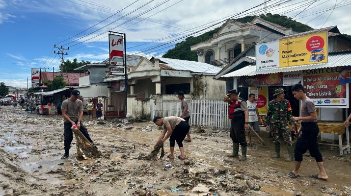 Polresta Bantu Bersihkan Lumpur Pasca Banjir Bandang