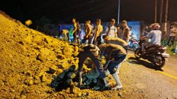Personel Polresta Gorontalo Kota Bantu Warga Bersihkan Jalan Pasca Banjir Bandang