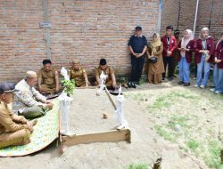 Ziarahi Makam Alm. Yan Samaun, Bupati Saipul Sampaikan Duka Mendalam