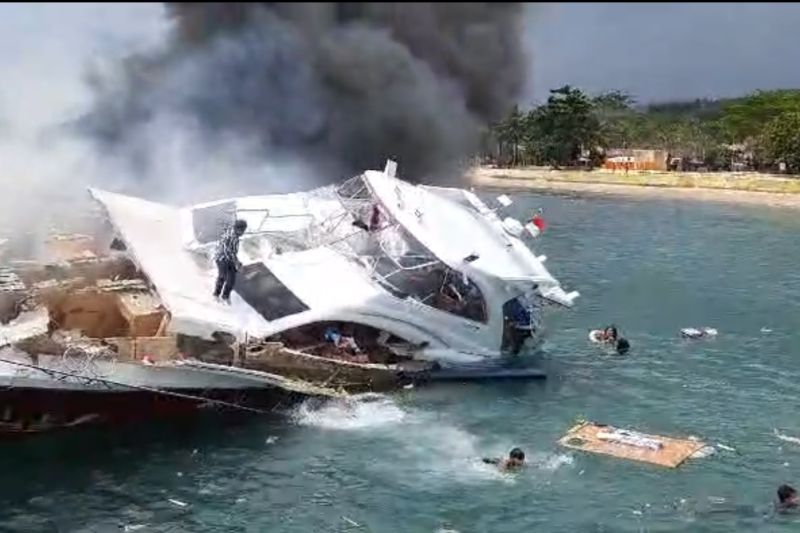 Kebakaran Kapal Rombongan Calon Gubernur Malut