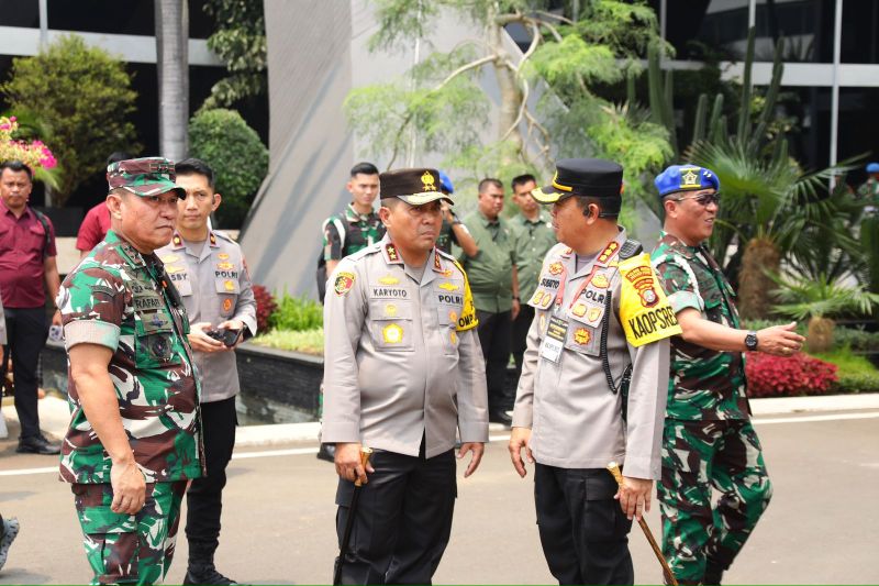 TNI-Polri Sterilisasi Gedung MPR Jelang Pelantikan Presiden