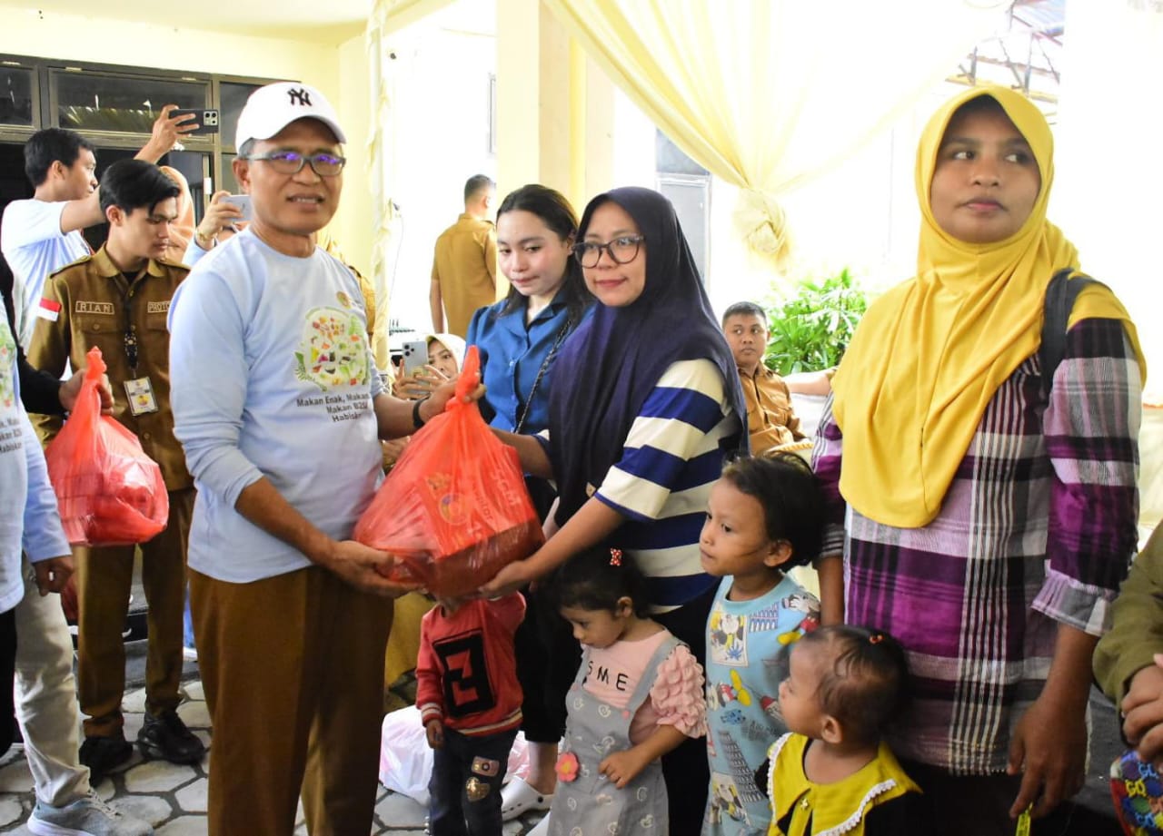 Pemkot Gorontalo Serahkan Bantuan Pangan Bagi 150 Anak Kurang Gizi