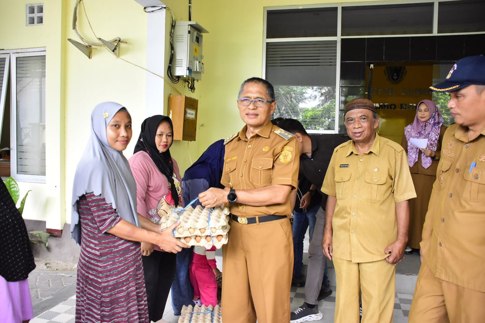 Pemkot Gorontalo Serahkan Bantuan Bahan Pokok