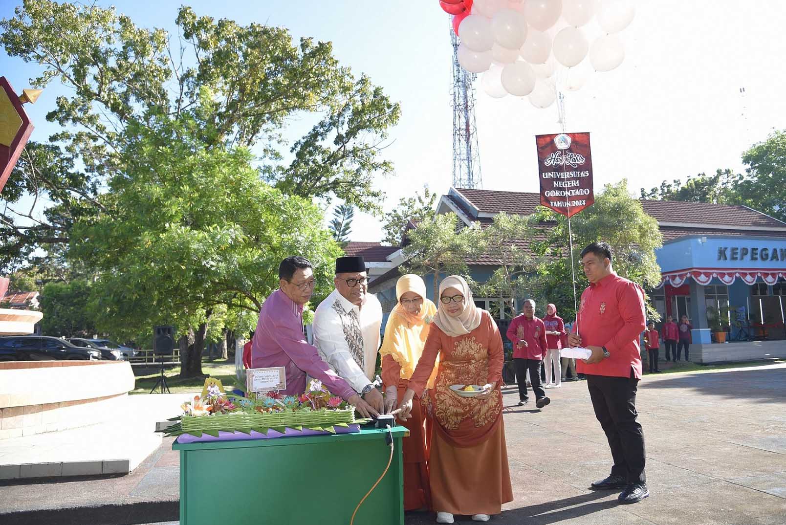 Rektor dan Civitas Akademika UNG Rayakan Hari Lahir Kampus