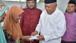 Bupati dan Wakil Bupati Gorontalo Serahkan BLT di Desa Huidu