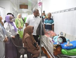 Rektor Eduart Jenguk Langsung Mahasiswa Korban Selamat Musibah KKN Desa Dunggilata