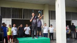 Gubernur Gusnar Serahkan Bonus Pada Atlet PON XXI