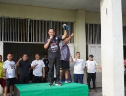 Gubernur Gusnar Serahkan Bonus Pada Atlet PON XXI