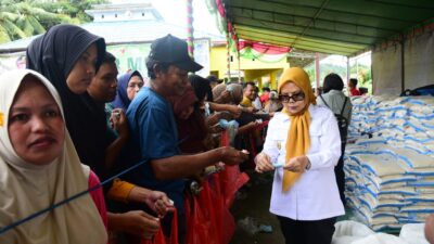 Pelayanan Pasar Murah Oleh Gubernur dan Wakil Gubernur
