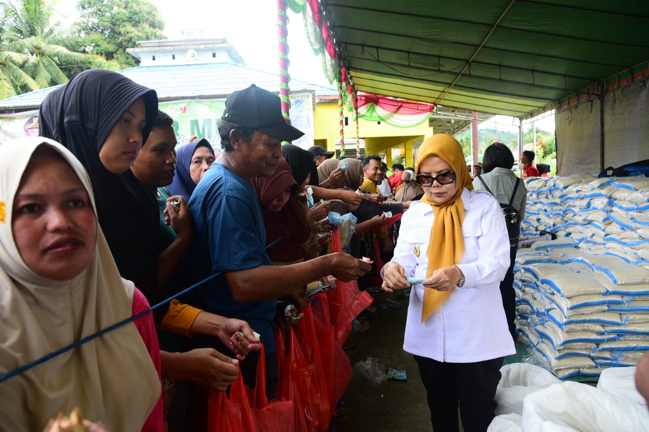 Pelayanan Pasar Murah Oleh Gubernur dan Wakil Gubernur