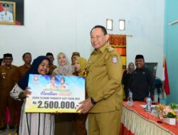 Gubernur Gusnar dan Wagub Idah Serahkan Bantuan UEPK untuk Perempuan Kepala Keluarga di Gorontalo Utara
