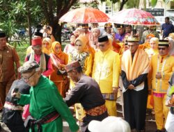 Bupati Gorontalo Utara Ikuti Prosesi Adat Moloopu, Siap Jalankan Tugas Pemerintah