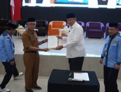 Gubernur Gusnar Sambut Langsung Kepulangan Jemaah Haji Kloter 28