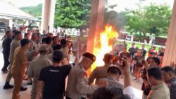 Demo Sopir Truk di Gorontalo Ricuh, Polisi dan Massa Saling Dorong di Rumah Dinas Gubernur