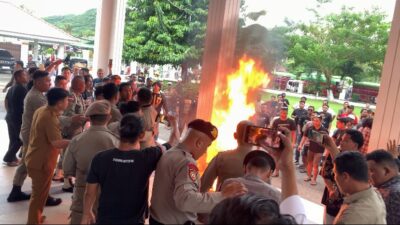 Demo Sopir Truk di Gorontalo Ricuh, Polisi dan Massa Saling Dorong di Rumah Dinas Gubernur