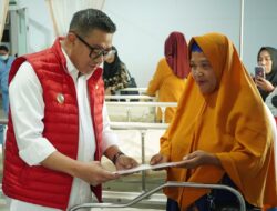 Wawali Indra Serahkan Hadiah untuk Dua Bayi yang Lahir 17 Agustus di RSAS