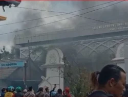 Massa Bakar Gedung DPRD NTB, Komputer dan Kursi Dijarah