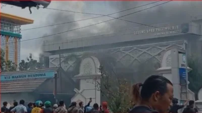 Massa Bakar Gedung DPRD NTB, Komputer dan Kursi Dijarah