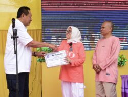 Gubernur Gusnar Ismail Serahkan Bantuan untuk Masjid A.A. Wahab di SMA Negeri 1 Kabila