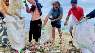 Frank, Turis Selandia Baru Danai Pembersihan Pantai untuk Selamatkan Hiu Paus di Gorontalo