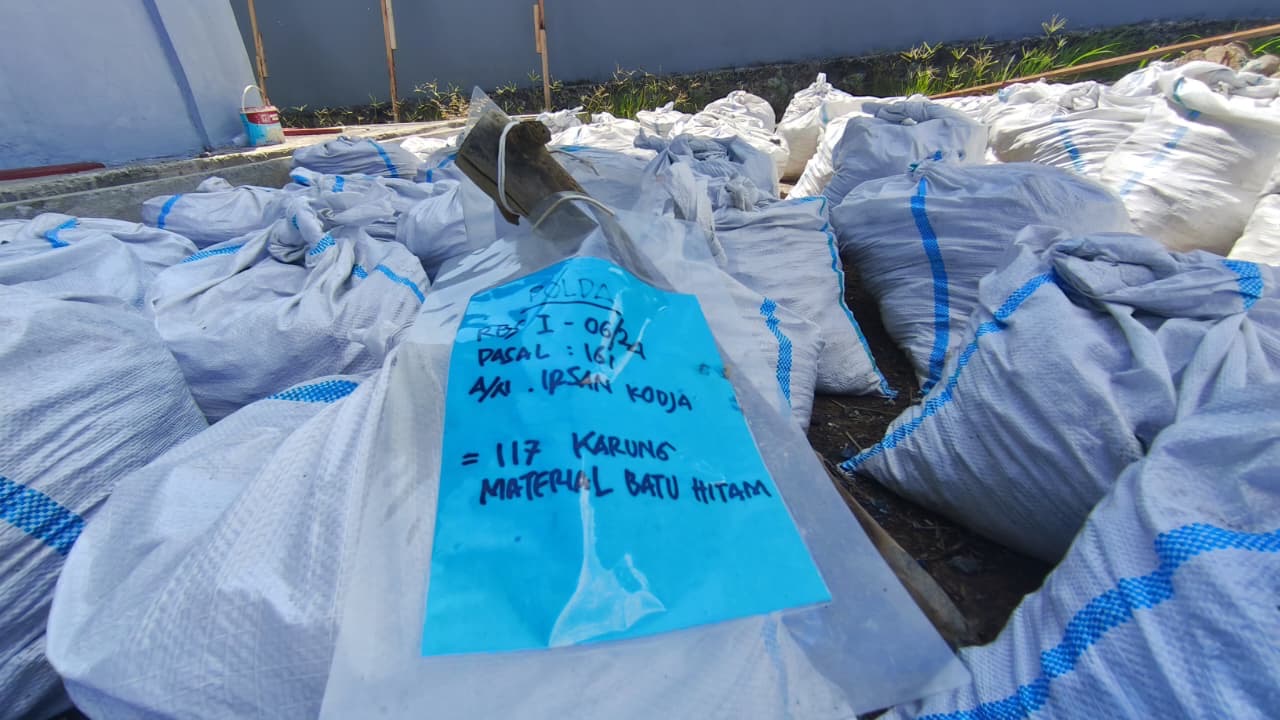 Barang Bukti Batu Hitam