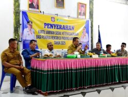 Tunaikan Janji Kampanye, Gubernur Gusnar Serahkan Ratusan Kartu BPJS Ketenagakerjaan di Kecamatan Asparaga