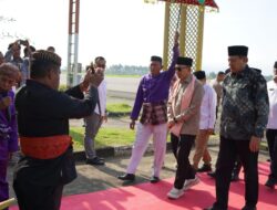 Menteri Kebudayaan Tiba di Gorontalo, Disambut Dengan Adat Mopotilolo