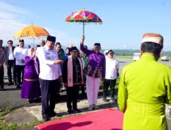Menko PM Disambut dengan Adat Mopotilolo di Gorontalo