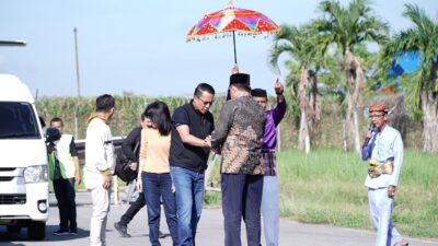 Tiba di Gorontalo, Menkumham Supratman Disambut Karawo dan Tarian Longgo