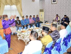 Wakil Menteri Pertahanan Donny Ermawan Disambut dengan Adat Mopotilolo