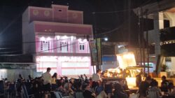 Yang Menyatukan Warga Ternyata Bukan Kafe Mewah, Tapi Kursi Lipat