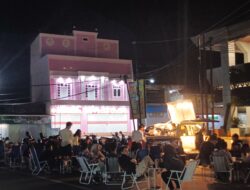 Yang Menyatukan Warga Ternyata Bukan Kafe Mewah, Tapi Kursi Lipat