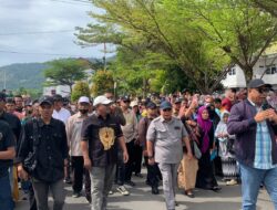 BREAKING NEWS: Walikota Gorontalo Pimpin Ribuan ASN Demo di Bank Sulutgo